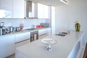 Design Apartment, 4 Bedrooms, City View | Private kitchen | Fridge, microwave, oven, stovetop