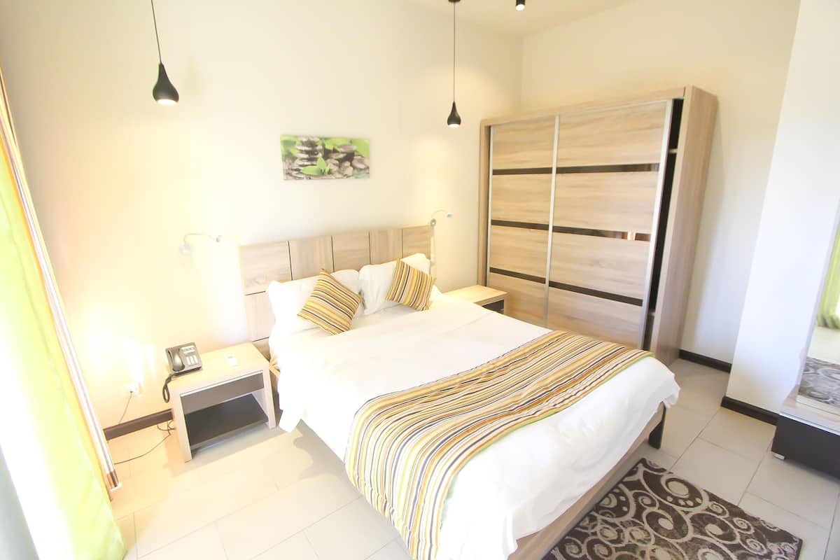 1 bedroom, premium bedding, in-room safe, desk