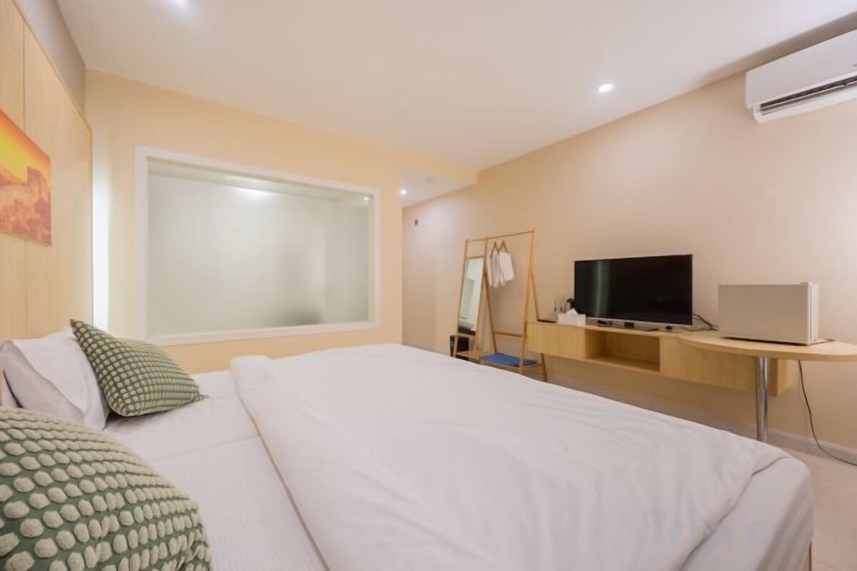 Minibar, in-room safe, desk, WiFi (free)