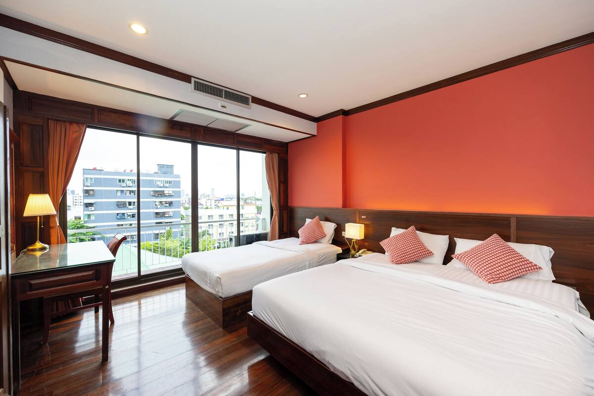 Phòng Suite, 3 giường đơn | Minibar, két bảo mật tại phòng, bàn