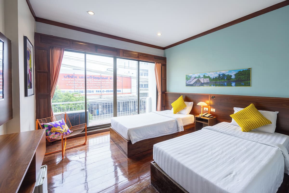 Minibar, két bảo mật tại phòng, bàn