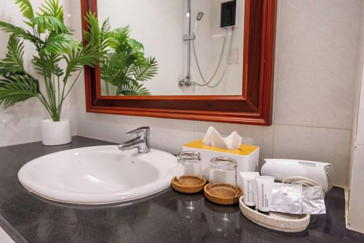 Douche à « effet pluie », articles de toilette gratuits, sèche-cheveux