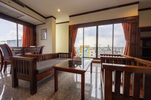 Suite, 3 camas individuales | Minibar, caja de seguridad en la habitación, escritorio y wifi gratis 