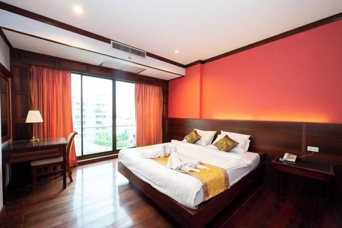1 bilik tidur, bar mini, peti besi dalam bilik, meja