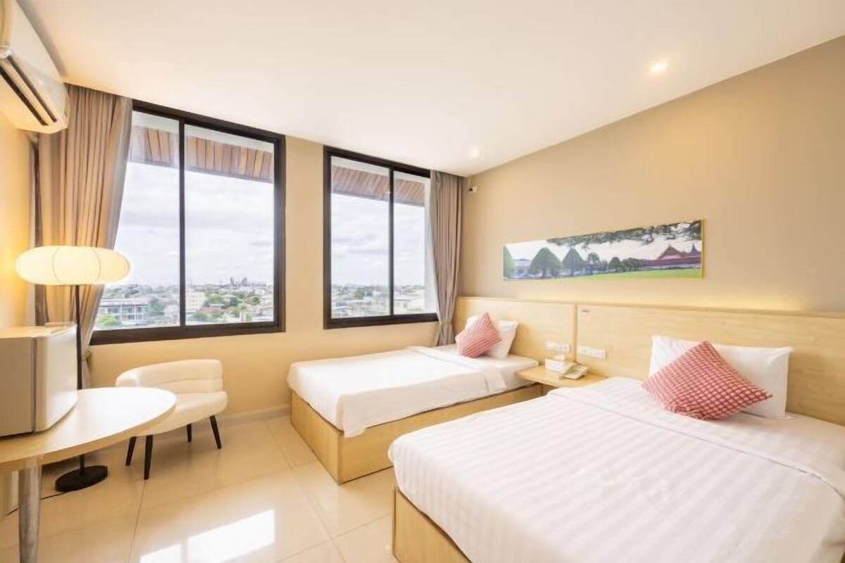 Minibar, két bảo mật tại phòng, bàn