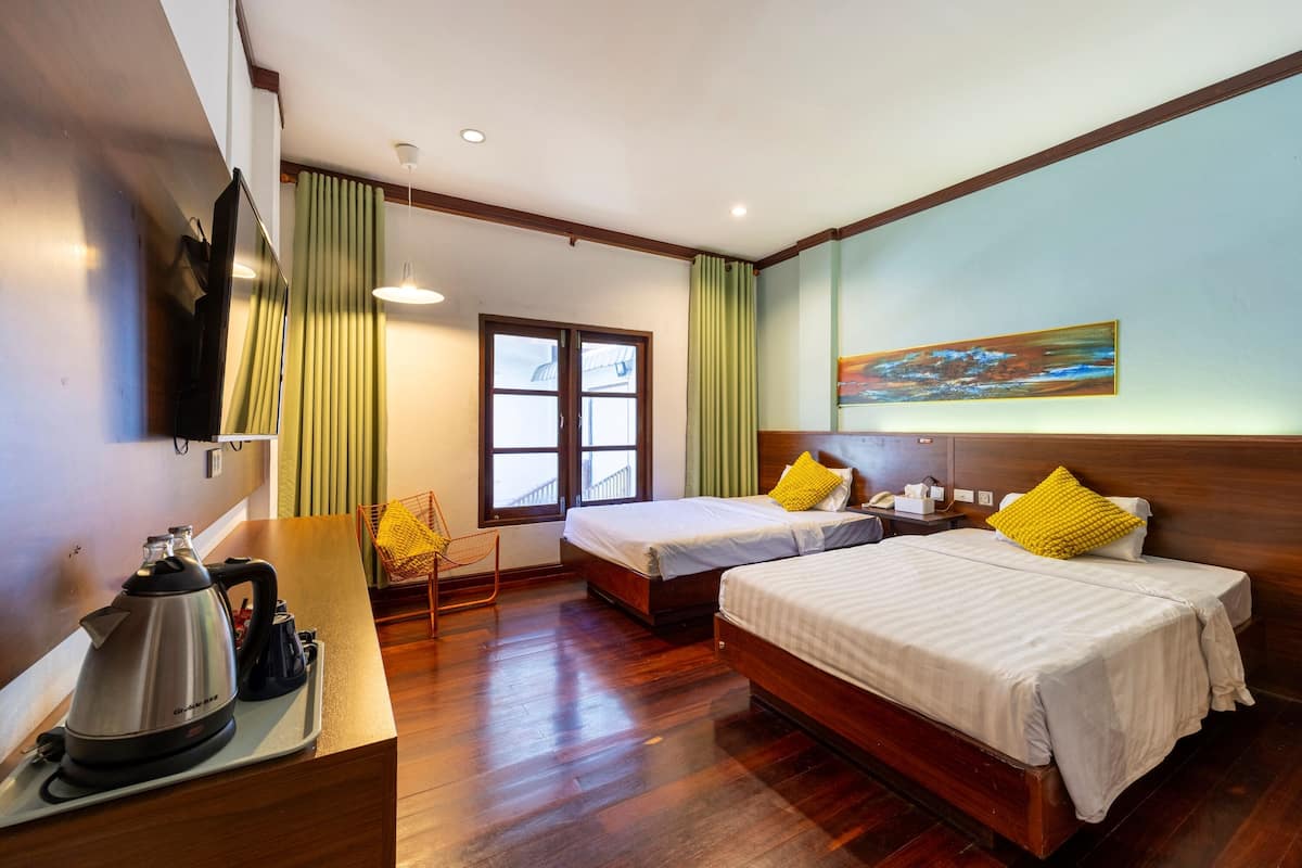 Phòng 2 giường đơn Deluxe, quang cảnh vườn | Minibar, két bảo mật tại phòng, bàn