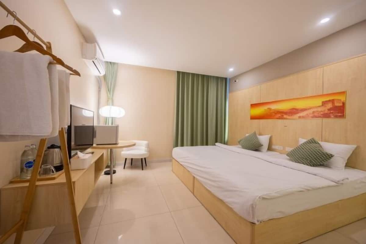 1 bilik tidur, bar mini, peti besi dalam bilik, meja