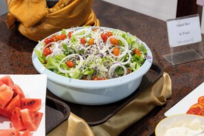 每日供應自助早餐 (每人 THB100)