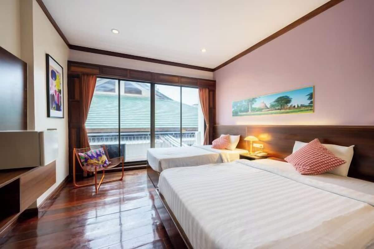 1 bilik tidur, bar mini, peti besi dalam bilik, meja