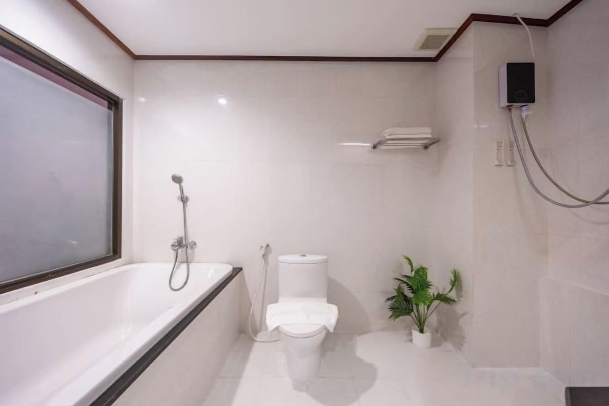 Rainfall showerhead, free toiletries, hair dryer, towels