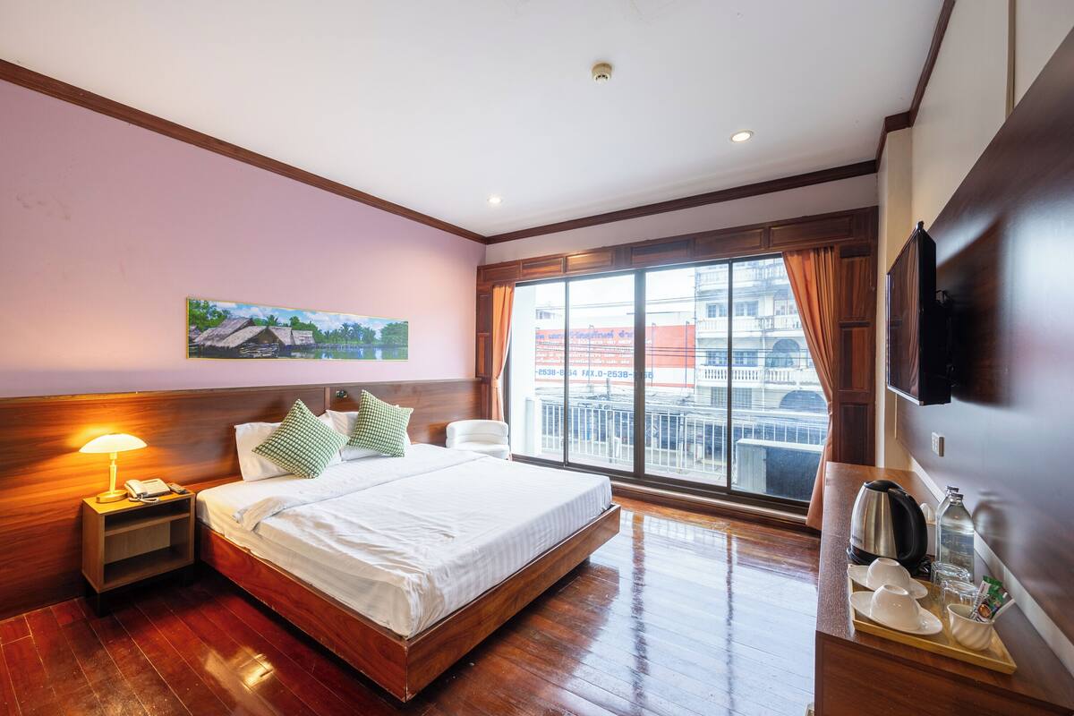 Phòng đôi Deluxe | Minibar, két bảo mật tại phòng, bàn
