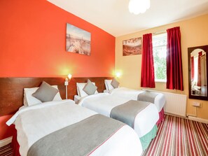 Standard Triple Room, Multiple Beds | Premium bedding, desk, free WiFi, bed sheets - OYO The Royal Hotel (Gateshead)