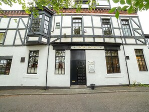 Property entrance - OYO The Royal Hotel (Gateshead)