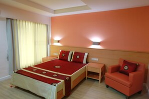 Escritorio, sistema de insonorización y tabla de planchar con plancha 