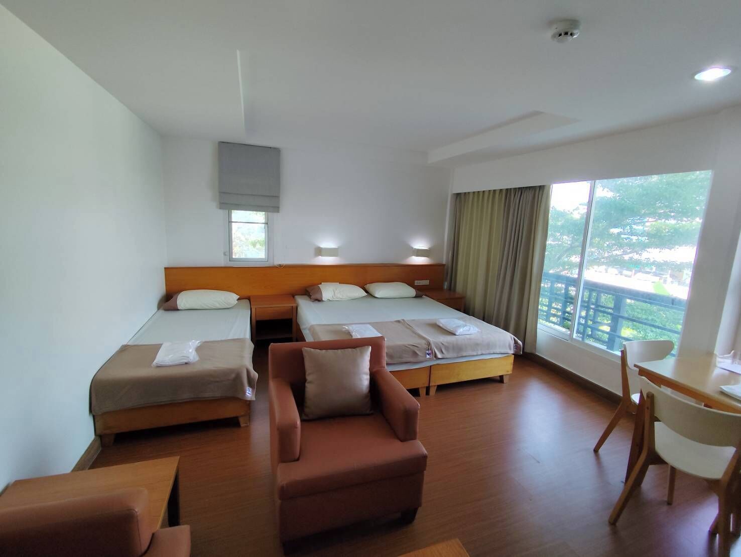 Kamar Deluks | Meja kerja, kedap suara, setrika/meja setrika, dan Wi-Fi gratis