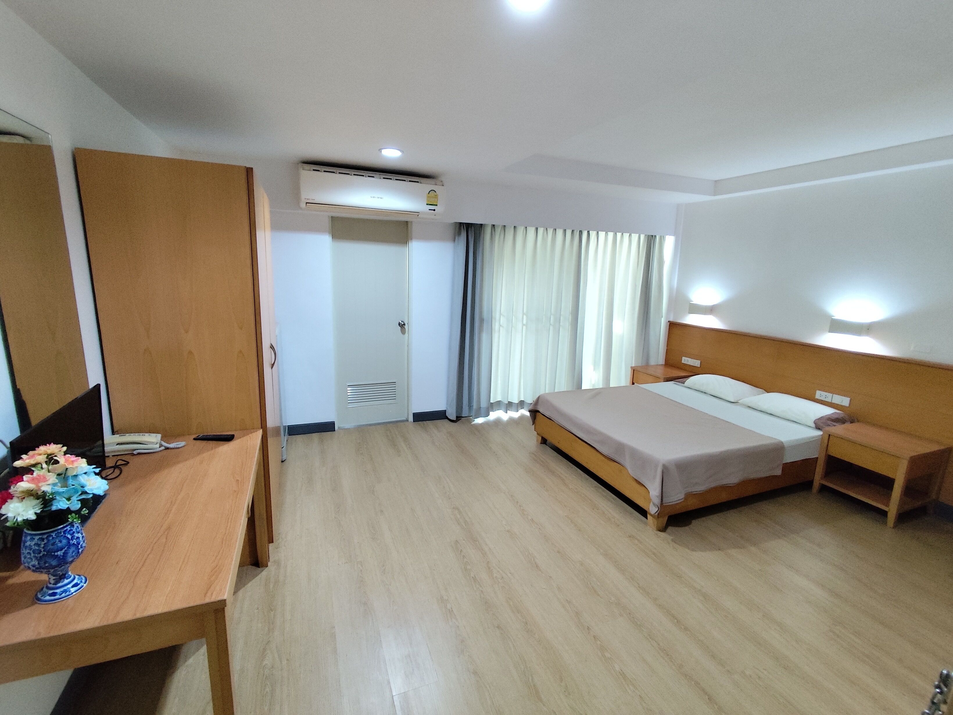 Desk, soundproofing, iron/ironing board, free WiFi