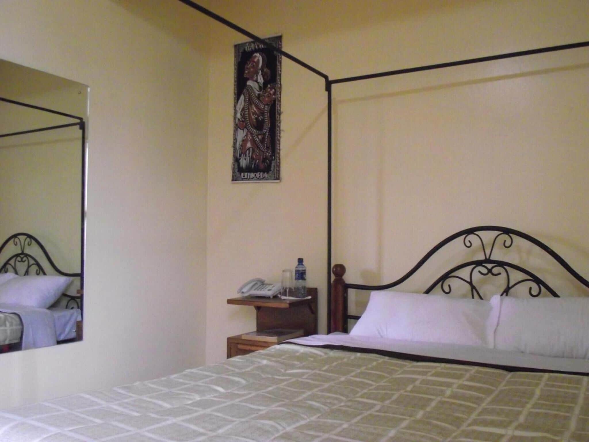 Una scrivania, tende oscuranti, ferro/asse da stiro