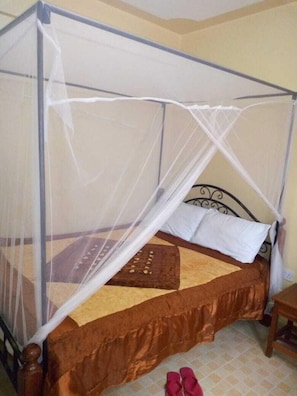 Desk, blackout drapes, iron/ironing board, free cribs/infant beds - PEC Guest House (Ngong)