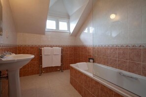 Een bad/douchecombinatie, gratis toiletartikelen, een haardroger