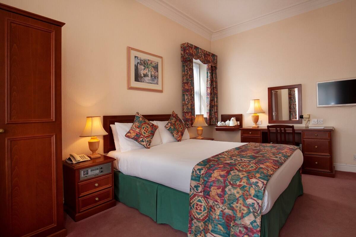 In-room safe, desk, iron/ironing board (on request), WiFi (free)