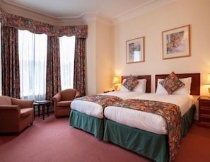 Caja de seguridad en la habitación y escritorio