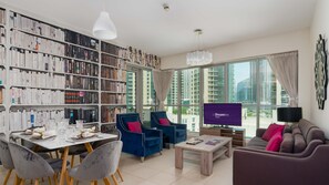 Habitación doble familiar | Área de sala de estar