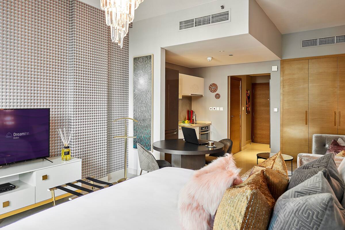 Premium bedding, in-room safe, individually decorated