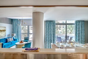 Comfort-Apartment, 2 Schlafzimmer, Stadtblick | Wohnbereich | Flachbildfernseher