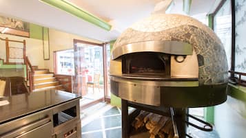 Serveert lunch en diner, internationale gerechten