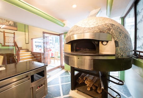 Lunch and dinner served, international cuisine