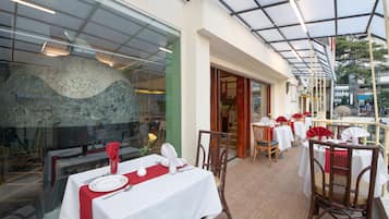 Serveert lunch en diner, internationale gerechten
