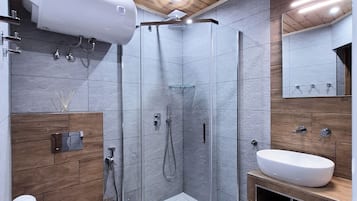 Chalet, 2 kamar tidur, pemandangan gunung, tepi gunung | Kamar mandi | Shower, pancuran hujan, pengering rambut, dan handuk