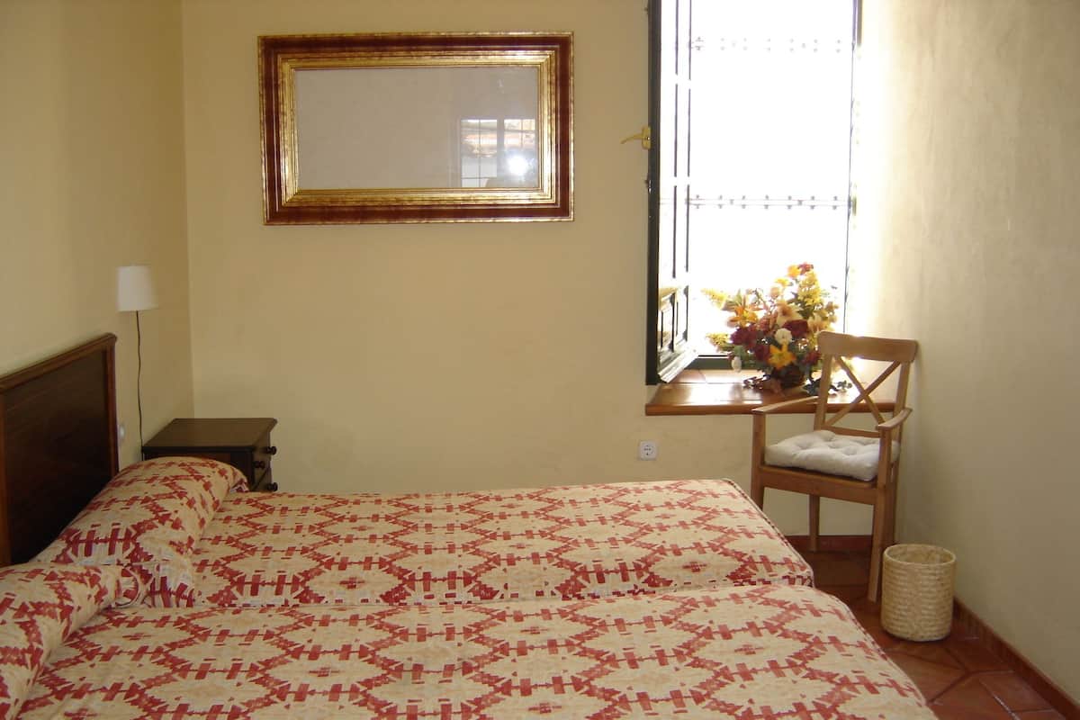 Deluxe Twin Room | Desk, rollaway beds (surcharge), bed sheets