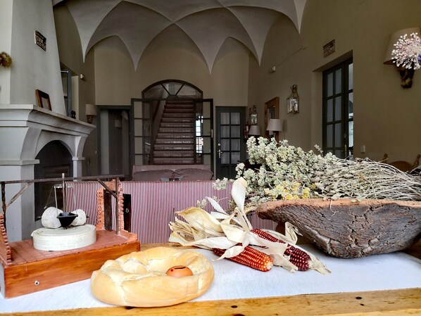 Télévision à écran plat, cheminée, console de jeux vidéo