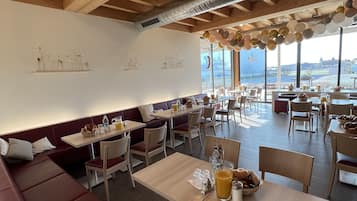 Frokost, lunsj og middag serveres, regionale retter