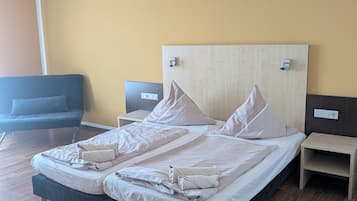 Habitación con 1 cama doble o 2 individuales | Escritorio, cunas (de pago), camas supletorias y wifi gratis
