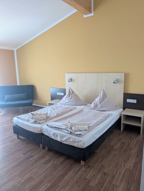 Double or Twin Room | Desk, cots/infant beds, rollaway beds, free WiFi - Auszeithotel (Wornitz)