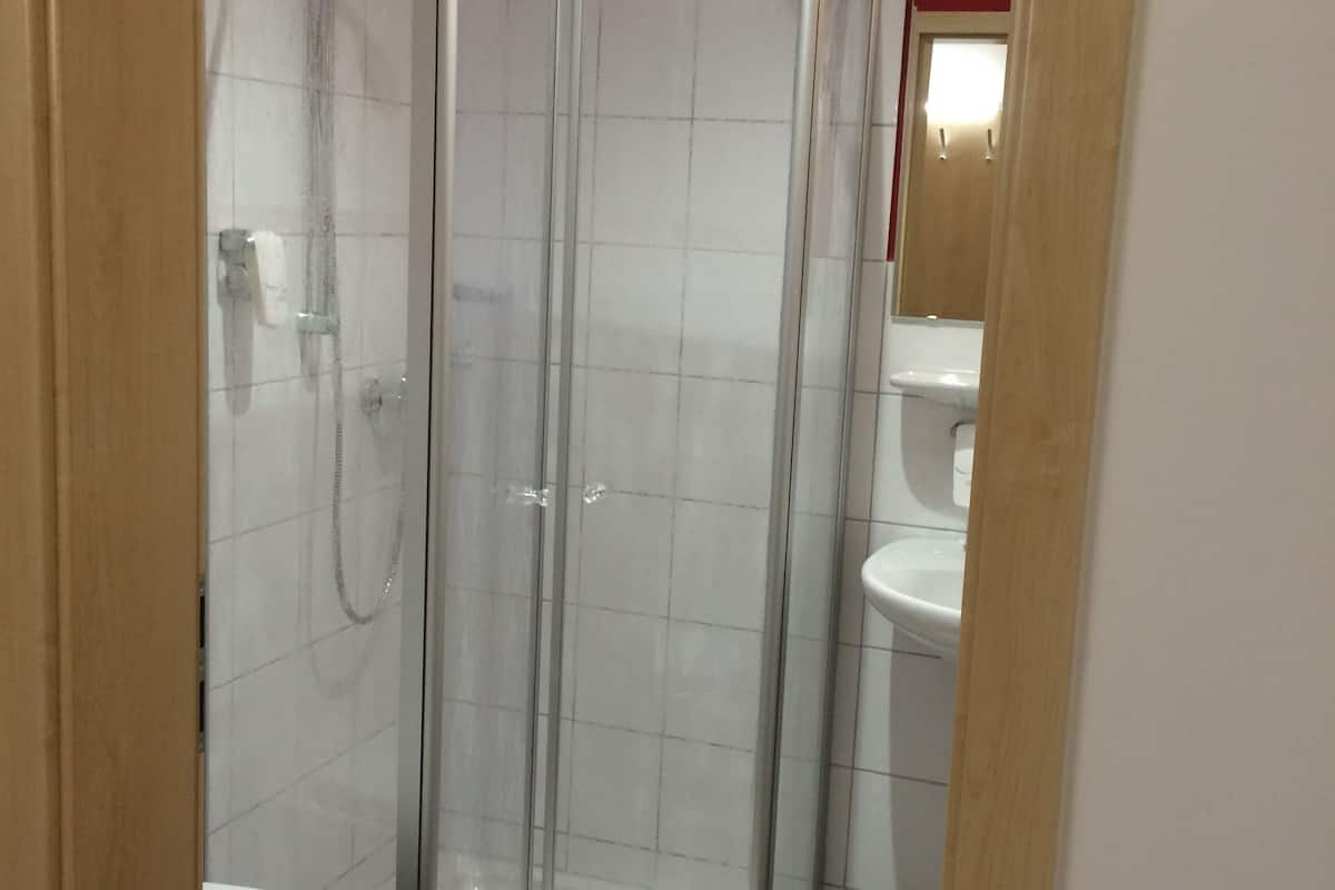 double or twin room | bathroom | shower, free toiletries, hair dryer, towels