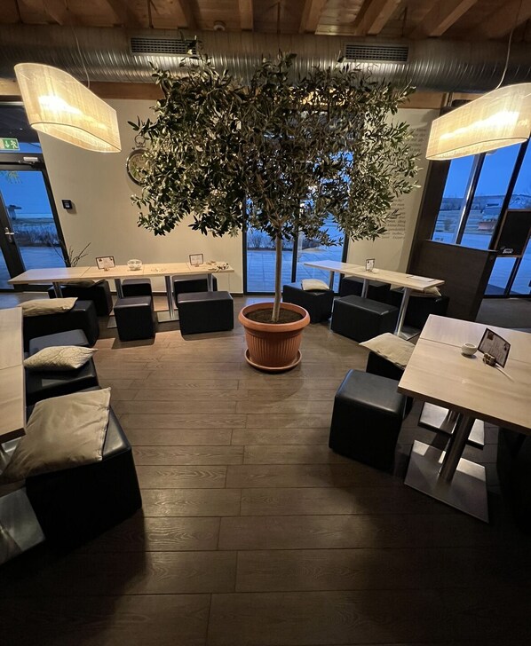 아침 식사, 점심 식사, 저녁 식사 제공, 지역 특선 요리