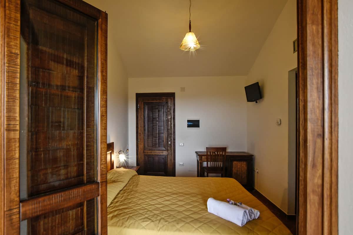 premium bedding, minibar, desk, iron/ironing board