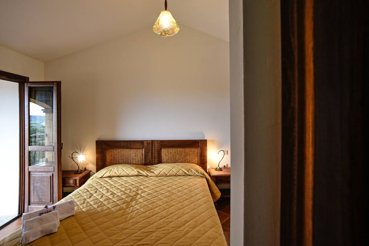 Premium bedding, minibar, desk, iron/ironing board