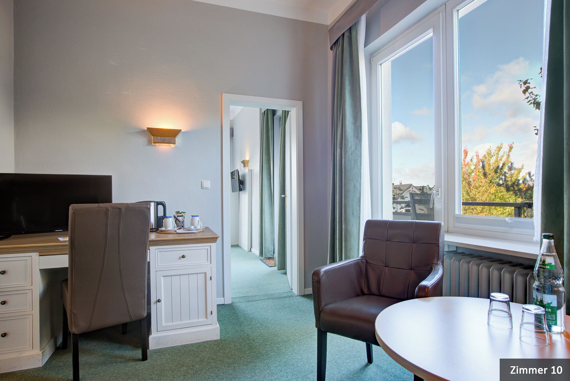 suite, non smoking, balcony | living room | 32-inch flat-screen tv with cable channels, tv, books