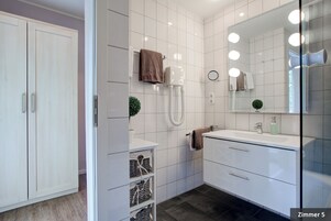 Habitación doble, no fumadores | Baño | Ducha, artículos de higiene personal gratuitos y secador de pelo