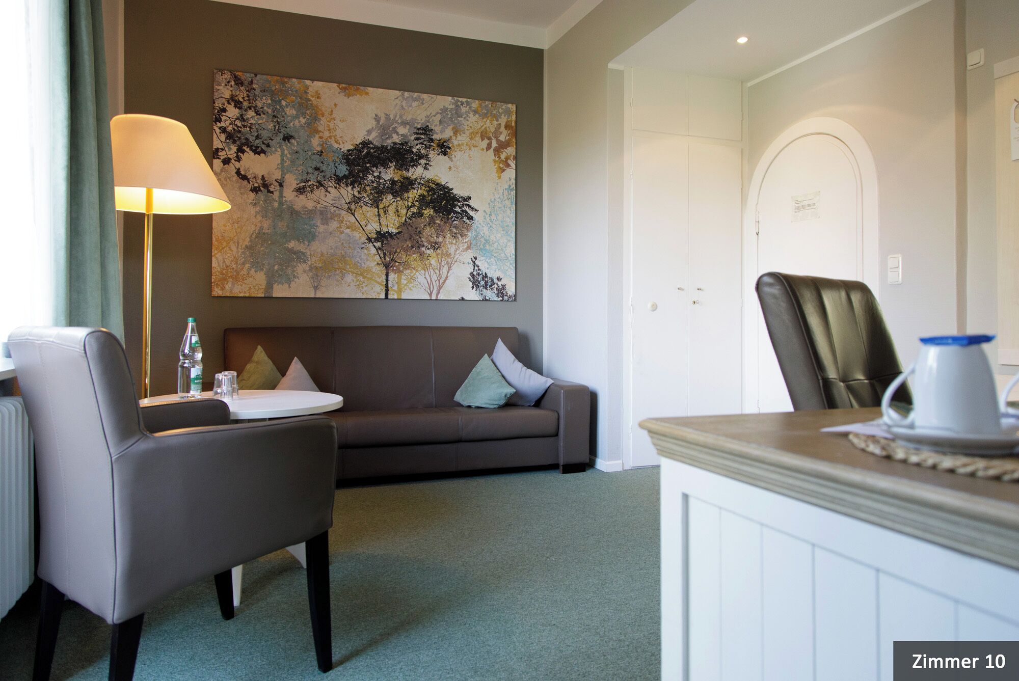 suite, non smoking, balcony | living room | 32-inch flat-screen tv with cable channels, tv, books