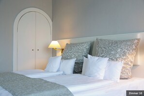 Suíte, para não fumantes, sacada | Roupas de cama premium, cofres nos quartos, individualmente decorados