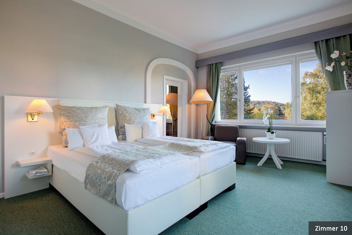 Suite, non-fumeur, balcon | 1 chambre, literie de qualité, coffre-fort, décor unique