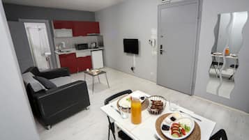 Desk, soundproofing, iron/ironing board, free WiFi