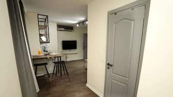 Deluxe Suite | Desk, soundproofing, iron/ironing board, free WiFi