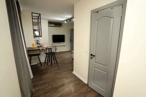Deluxe Suite | Desk, soundproofing, iron/ironing board, free WiFi