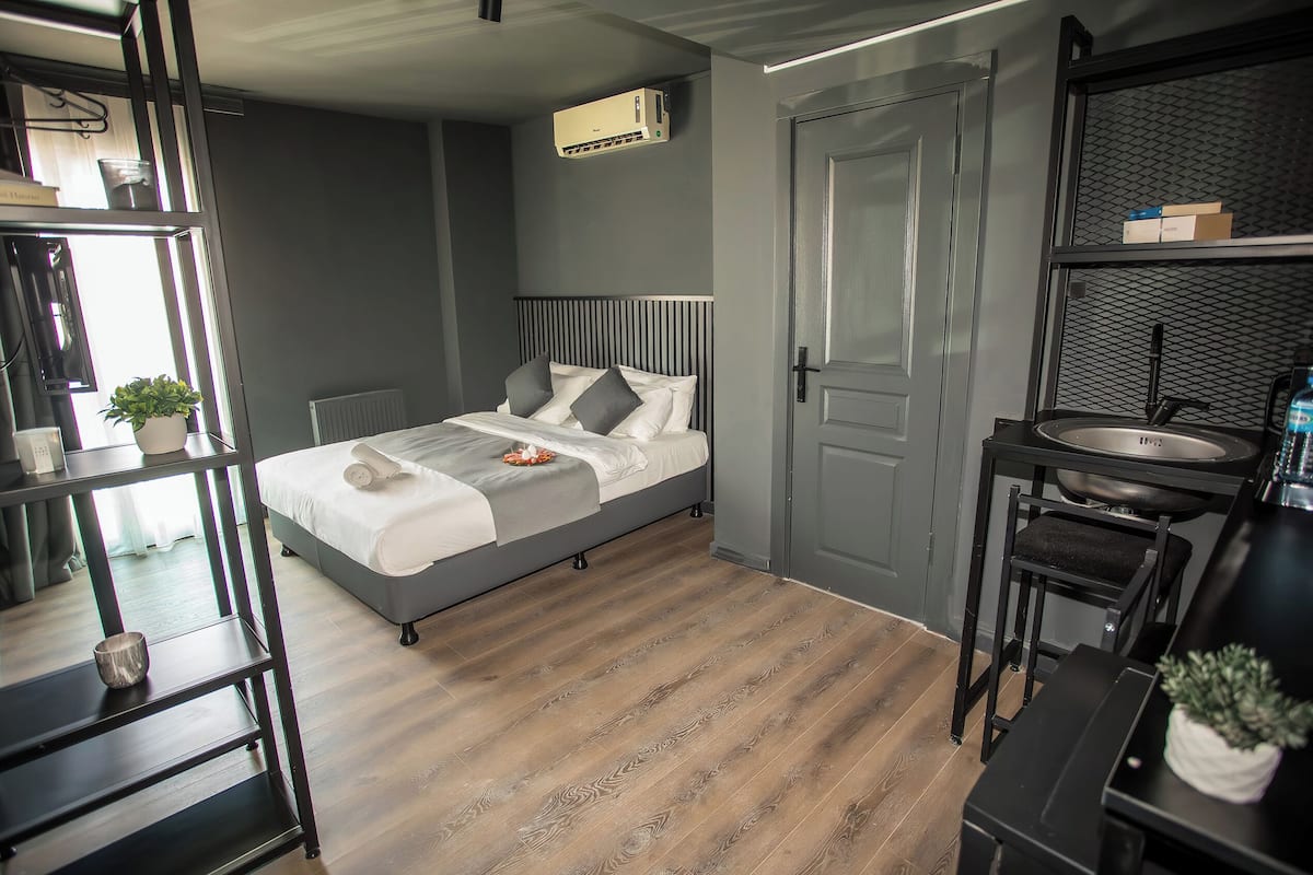 Camera Deluxe, 1 letto matrimoniale | Una scrivania, ferro/asse da stiro, Wi-Fi gratuito, lenzuola